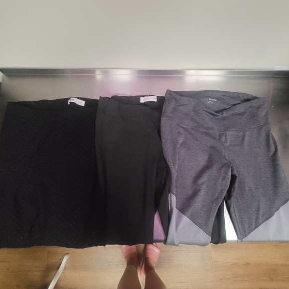 Three pairs of Old Navy Leggings- all size XL - Picture 3 of 3